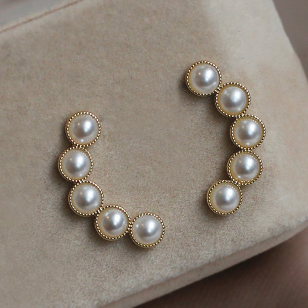 Curved Pearls Earring
